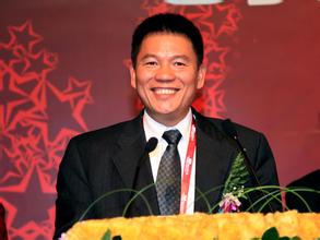 何伯权:乐百氏公司的总裁