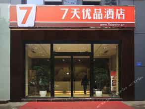  红旗连锁:收编干杂店猛插“小红旗”