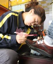  韩鞋匠 美女大学毕业生不做白领当“擦鞋匠”