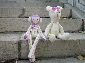  袜子布偶娃娃制作过程 女大学生创业做“布偶娃娃”赚翻天