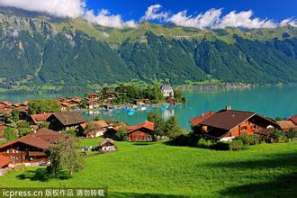  湖光山色间徒步瑞士，乘坐伯尔尼纳快车：列车开往盛夏，你的心开