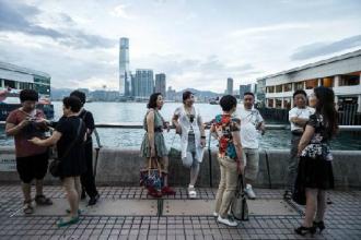  萧亚轩软禁风波 游客赴港又遭风波，珠宝店里遭软禁！