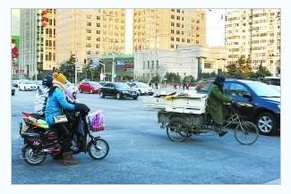  史上最严交规 “中国式骑车”，最严交规大打折扣！