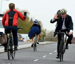  伦敦塔桥在塔的 别在伦敦骑自行车！