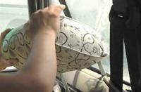  座椅头枕调节 用座椅头枕砸车窗，基本没戏！