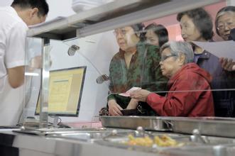  社区老年人活动 在社区开办老年餐桌服务老年人