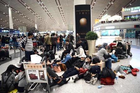  海南航空“航班延误事件”，旅客下跪为辛酸
