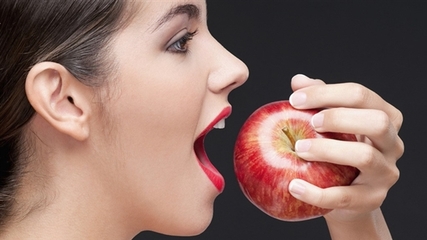 女子为减肥每天只吃两苹果提前进入更年期