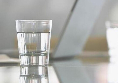 早晨喝一杯淡盐水有效果吗：如何喝水才能排出体内致癌物