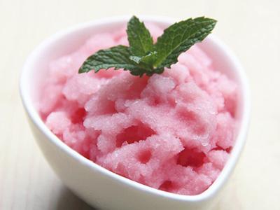沙冰和冰沙的区别 西瓜沙冰――淡淡西瓜香加上冰沙的清凉口感