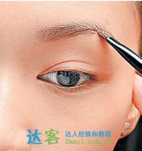 如何化妆让眼睛变大 如何化妆使眼睛变大?