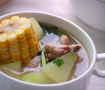 玉米冬瓜排骨汤 冬瓜玉米排骨汤的做法。