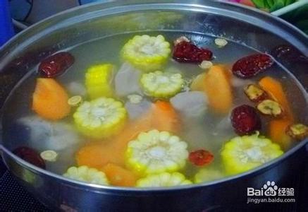 胡萝卜玉米排骨汤 【养生汤煲】胡萝卜玉米排骨汤