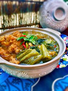 东北酸菜炖粉条的做法 东北传统年菜――酸菜炖粉条