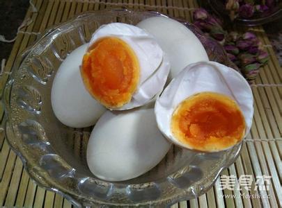 一周腌制咸鸭蛋的方法 咸鸭蛋的腌制过程