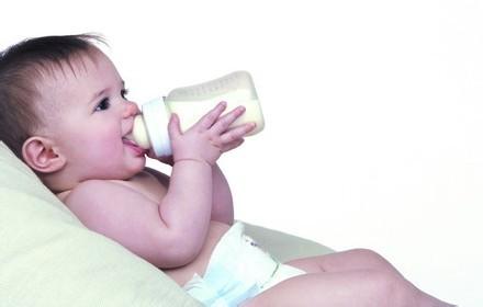 2个月婴儿突然不吃奶粉 宝宝不喜欢吃奶粉怎么办