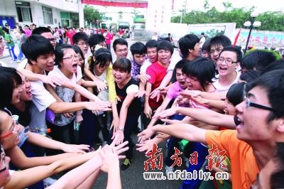广东话速成口语 广东07高考英语口语考试开始 广州参考考生有21439人