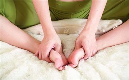 孕妇脚肿是什么原因 孕妇水肿(脚肿)的原因和方法