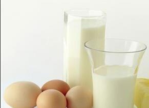 牛奶和鸡蛋能一起吃吗 牛奶盒鸡蛋可以一起吃吗？