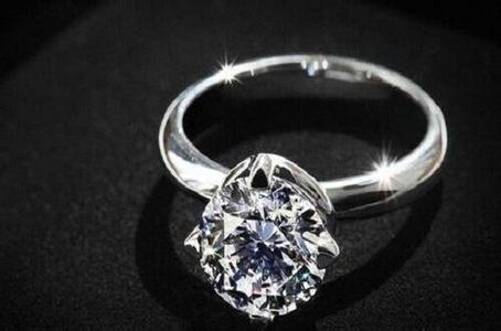 如何挑选钻石戒指 如何挑选铂金钻石戒指