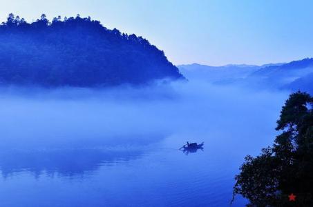 气蒸云梦泽,波撼岳阳楼 气蒸云梦泽，波撼岳阳城