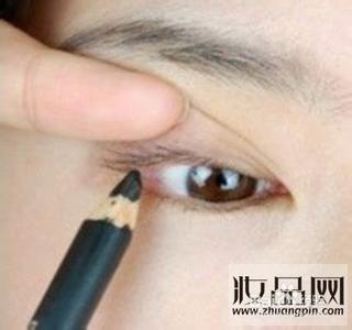 初学化妆怎样画眼线 瞬间放大小眼睛的单眼皮画眼线法