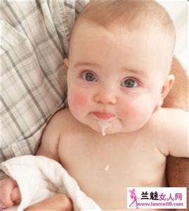 宝宝吃奶时哭闹老挣扎 宝宝为什么会吐奶