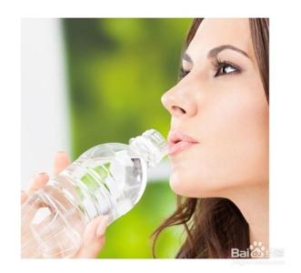 女人多喝水的好处 喝水的好处 女人要巧喝三杯水（2）