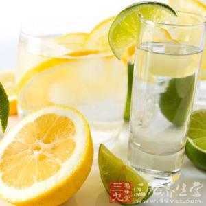 柠檬水的功效与作用 喝柠檬水有什么好处 柠檬水的神奇功效