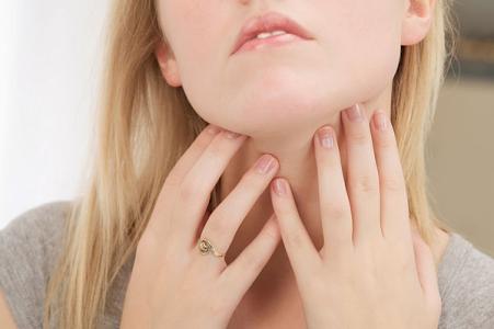 干咳嗓子痒是什么原因 嗓子痒怎么办？