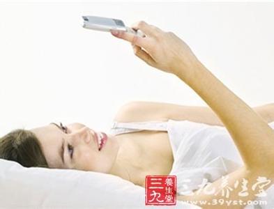 警惕狂躁症的危害 充电手机爆炸 警惕睡前玩手机的危害