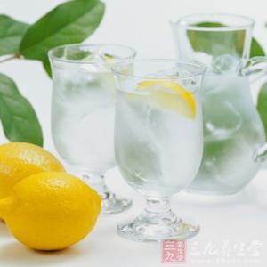 柠檬水的功效与作用 柠檬水的功效与作用 喝柠檬水养生