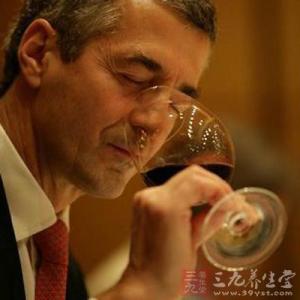 喝葡萄酒的好处和坏处 喝葡萄酒的好处和坏处 葡萄酒养颜又养生