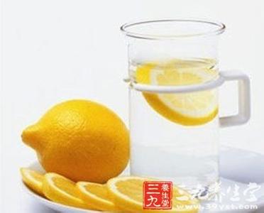 吃什么美容养颜抗衰老 柠檬水的功效 养颜抗衰一杯搞定