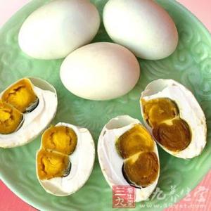 咸鸭蛋的腌制方法 咸鸭蛋的营养价值 如何吃营养及腌制方法
