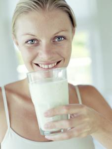 怎样喝牛奶最好 什么时间喝牛奶最好 喝牛奶的黄金时间