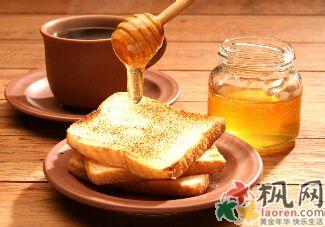 蜂蜜泡茶喝有什么功效 喝蜂蜜的好处 蜂蜜的功效与好处