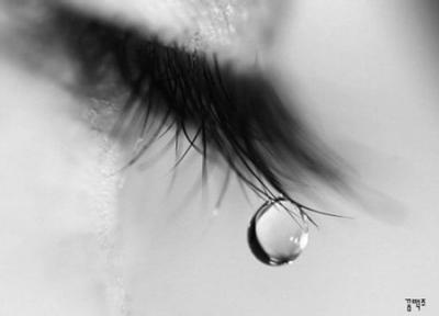 形容人悲伤流泪的句子 忍不住流泪的悲伤句子