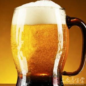 晚上喝啤酒会发胖吗 晚上喝啤酒会胖吗 喝啤酒不发胖的方法