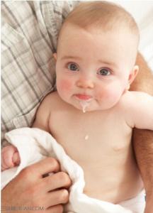 婴儿吐奶怎么处理方法 新生儿吐奶怎么办?