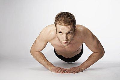 俯卧撑锻炼胸肌 如何锻炼胸肌 男士必备八种俯卧撑方式