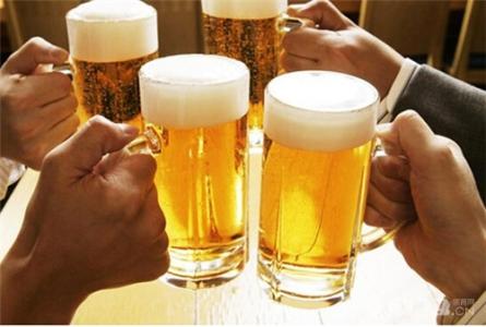 喝啤酒的好处和坏处 喝啤酒会胖吗 细数喝啤酒的好处与副作用