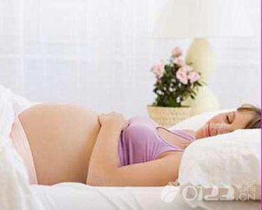 孕妇失眠对胎儿的影响 胎儿和孕妇一起失眠，孕妇夜间失眠怎么办