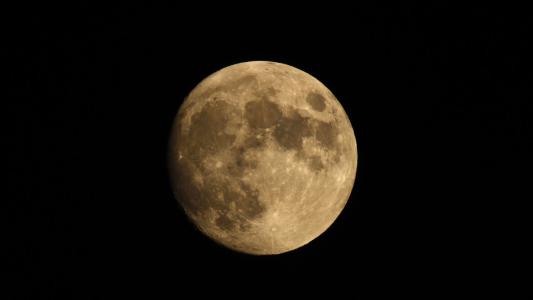 描写月亮的诗句 有关描写月亮的诗句 小时不识月，呼作白玉盘