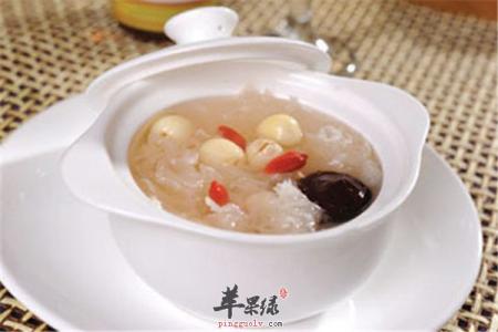 银耳莲子汤的功效 银耳莲子汤的功效 健康又美味