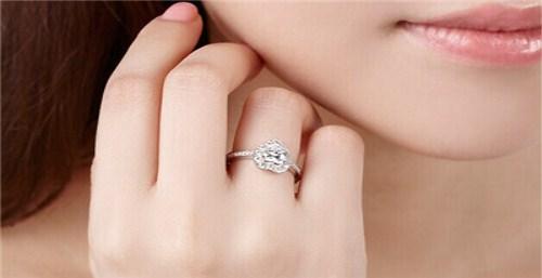 女生订婚戒指戴哪只手 女生订婚戒指戴哪个手指