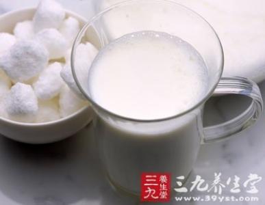 胃寒能喝牛奶吗 喝牛奶的好处 秋季喝奶防胃寒助消化