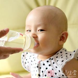 婴儿吐奶严重怎么办 婴儿吐奶严重怎么办 怎样远离婴儿吐奶