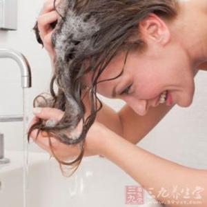 凉水洗头 用凉水洗头好吗 这样洗头竟然得这病（2）