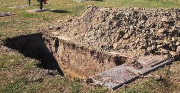 男子徒手爆炒龙虾 美国男子30年后徒手挖掘父亲坟墓 图